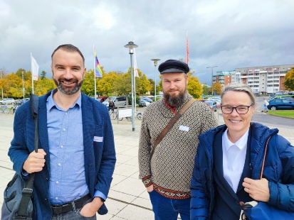 SBL: Benjamin Kroll, Susanne Damen mit einem Mitarbeiter (mitte) SBL: Benjamin Kroll, Susanne Damen mit einem Mitarbeiter (mitte)