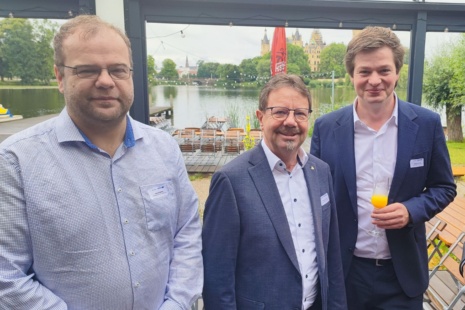 Terrassengespräche: (v.l.n.r.): Daniel Seifert (Die Linke),  Rainer Albrecht und Philipp da Cunha (SPD)